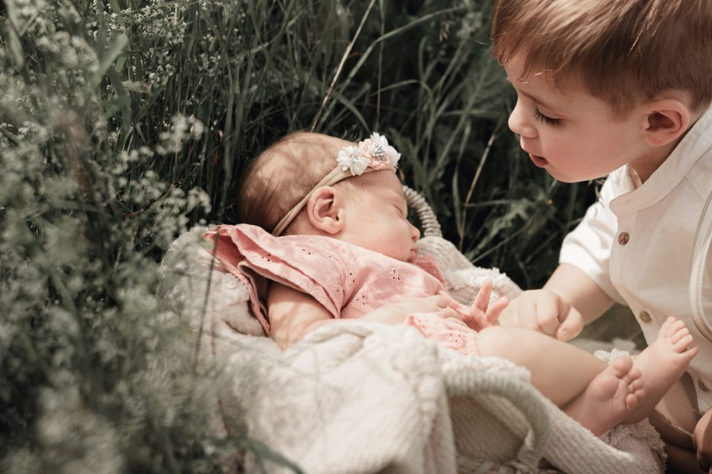 Babyfoto-Familienfotograf-Balingen-Neugeborene-in-der-Natur1-scaled