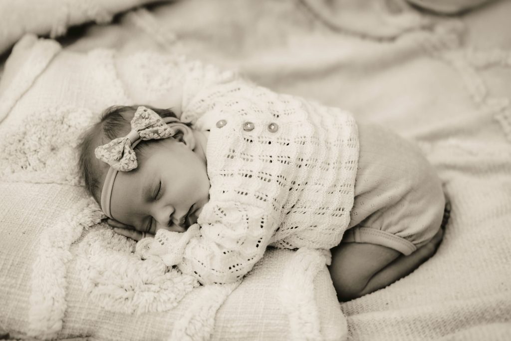 Babyfoto-Familienfotograf-Balingen-Neugeborene-in-der-Natur3-scaled