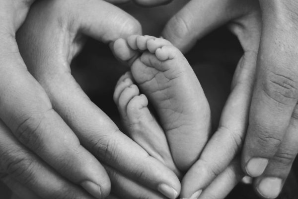 Newborn-Homestory5441-Bearbeitet-sw-scaled