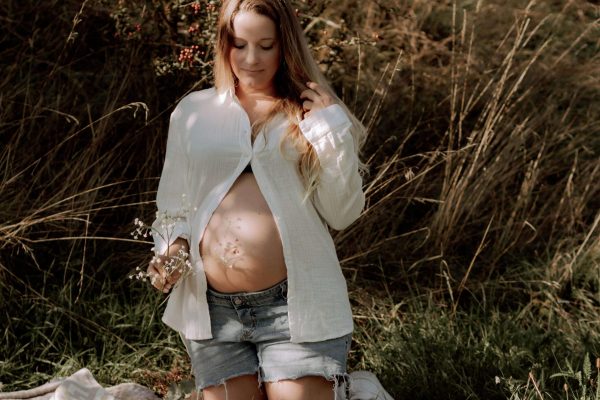 Outdoor-schwanger-Babybauch-0649-scaled
