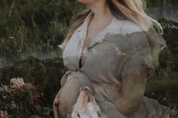 Outdoor-schwanger-Babybauch-1360-doppelbelichtunng-Kopie-scaled